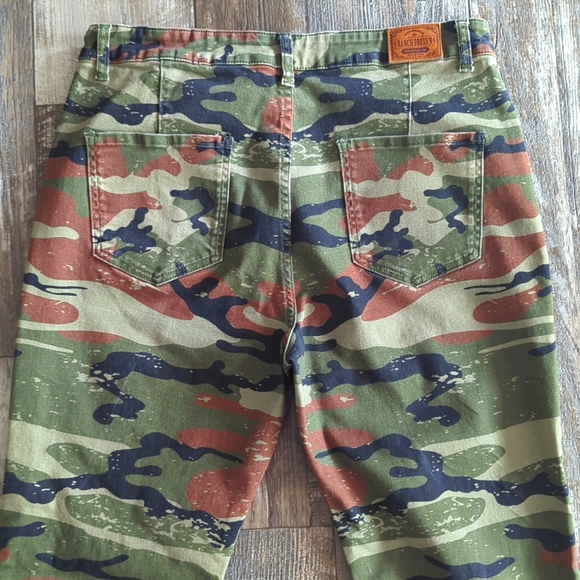 RANCH DRESS'N Fallon Taylor "Land of the Free" camo & flag super flare jeans 14 - Picture 10 of 14